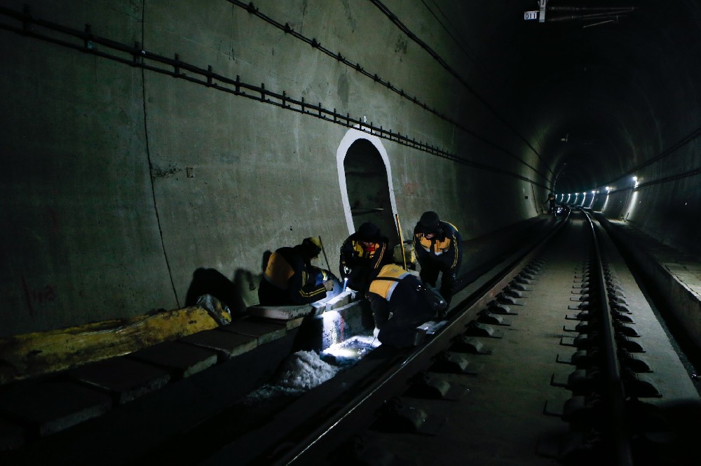 阿图什铁路运营隧道病害现状